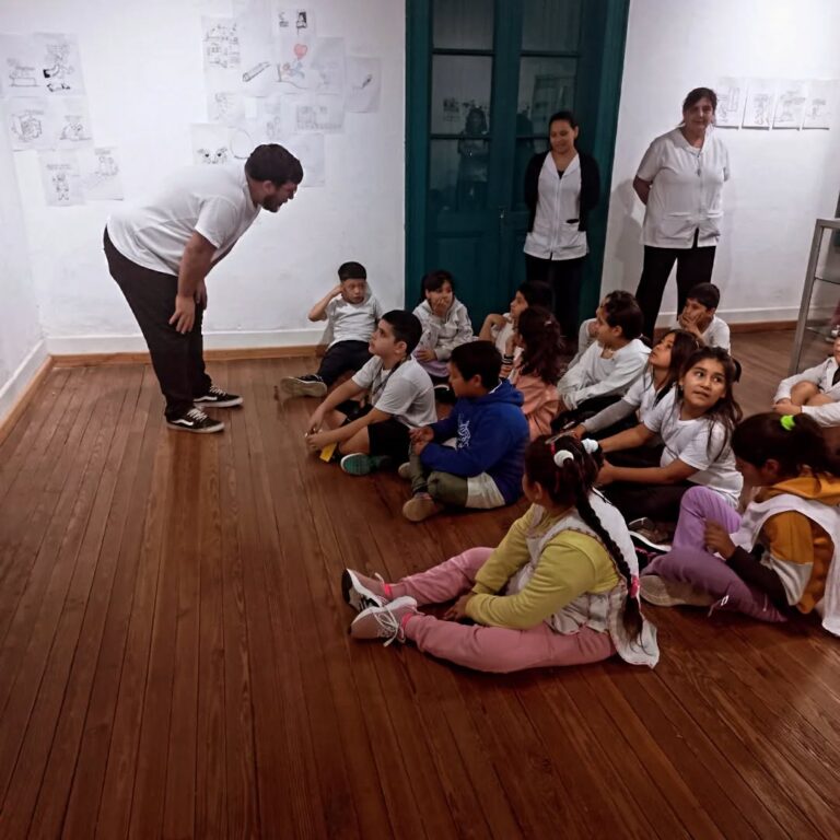 Visita de escuelas a la muestra Mundo Broka